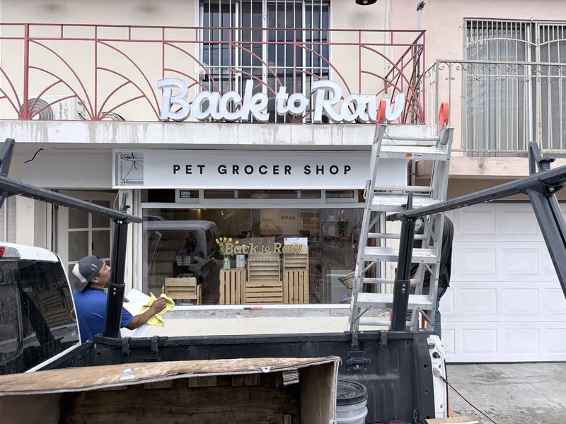Letras corpóreas modernas con acabados premium.