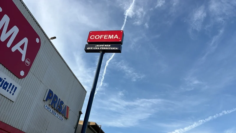 Tótem publicitario elevado para visibilidad urbana.
