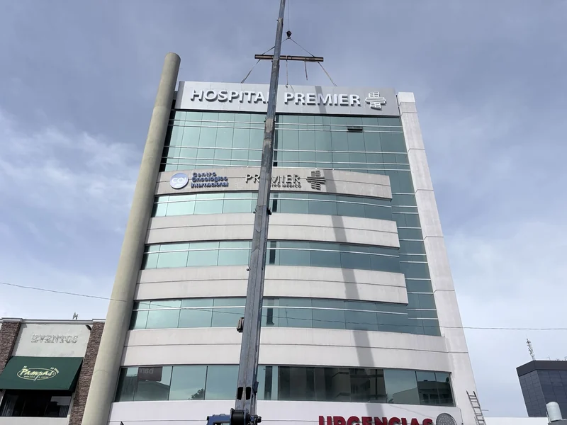 Instalación monumental de letras corpóreas para hospital corporativo.