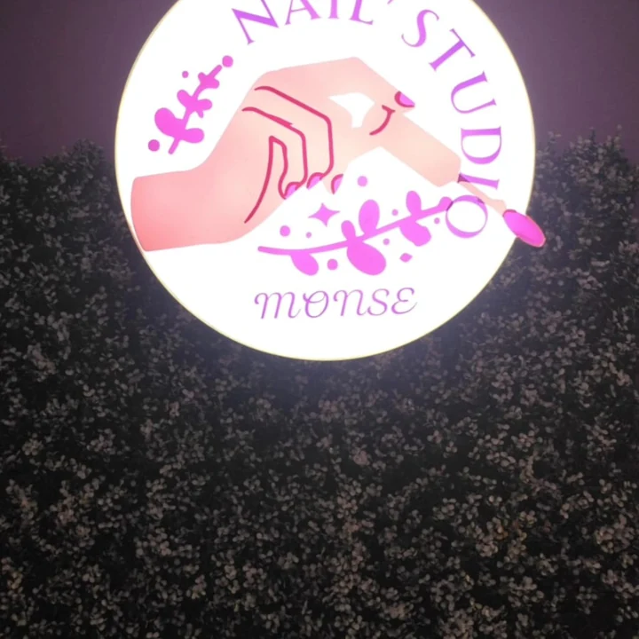 Letrero circular iluminado Nail Studio Monse en interior