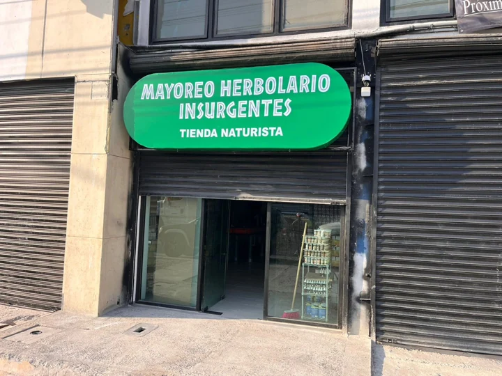 Anuncio verde exterior de Mayoreo Herbolario Insurgentes