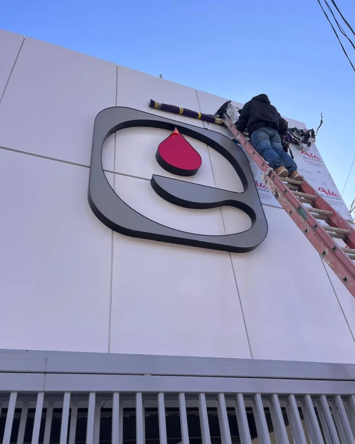Instalación de logotipo dimensional en fachada
