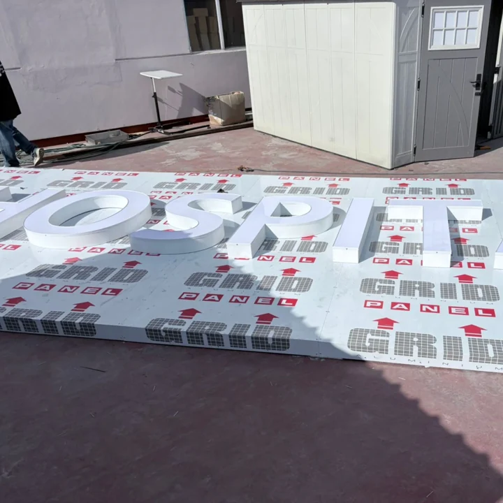 Letras blancas de anuncio preparadas en taller