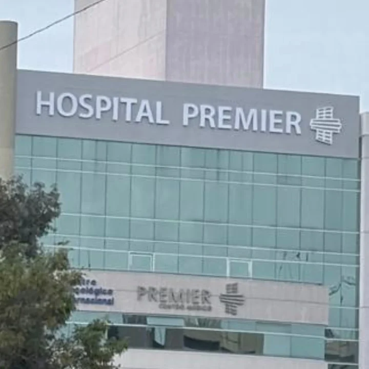 Letras adosadas Hospital Premier en fachada