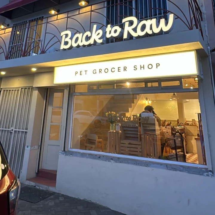 Fachada Back to Raw con letras luminosas 3D